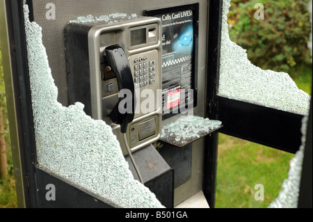 Vetro fracassato cucciolate all'interno di British Telecom casella telefono dopo che essa è stata colpita da vandali in Stratford-su-Avon Foto Stock