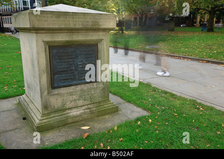 Una lapide per commemorare le vittime degli attentati terroristici, situato nel parco di San Filippo's Cathedral, Birmingham Foto Stock