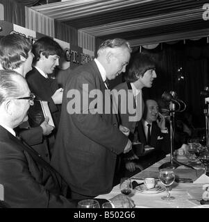 Varietà Club Showbiz Awards 1963 I Beatles Paul McCartney John Lennon Ringo Starr e George Harrison alla cerimonia di premiazione cena con Harold Wilson MP leader del partito laburista Foto Stock