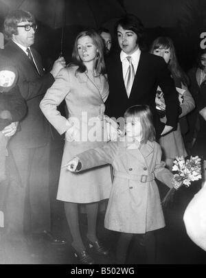 Paul McCartney cantante e bassista con i Beatles con la sua nuova moglie Linda a Marylebone Town Hall dopo il matrimonio con loro è Linda s 6 anno vecchio figlia dal suo precedente matrimonio Foto Stock