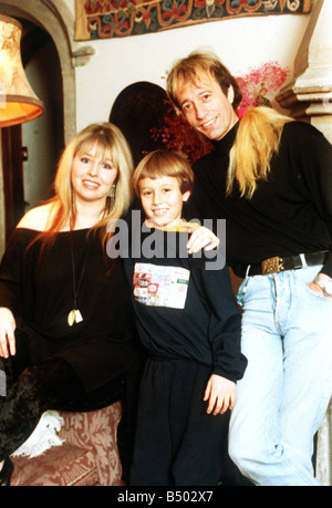 Robin Gibb dei Bee Gees gruppo pop a casa con sua moglie e suo figlio Foto Stock