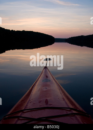 Kayak su san giovanni fiume new brunswick al crepuscolo voce giù il St John River in New Brunswick Canada Foto Stock