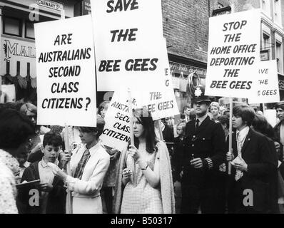 Le dimostrazioni fan del gruppo pop i Bee Gees che protestavano contro la casa ufficio deportare due dei membri del gruppo nato in Australia Foto Stock