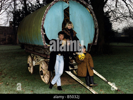 Robin Gibb dei Bee Gees accanto al gypsy caravan con moglie Dwina e il loro figlio Robin John Foto Stock