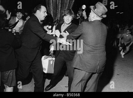 I file dei Beatles 1964 John Lennon e Paul McCartney fuga delirante reporter al Forest Hills Tennis Stadium di New York Agosto 1964 Foto Stock