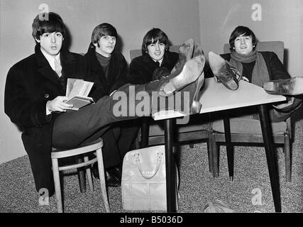 I file dei Beatles 1964 John Lennon Paul McCartney George Harrison e Ringo Starr rilassatevi dietro le quinte Kings Hall Belfast 2 Novembre 1964 Foto Stock