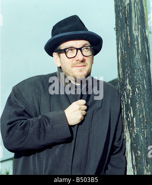Elvis Costello cantante al di fuori del pub locale il Johnny Fox Mar 1999 vicino a Dublino nella Repubblica Irsih Foto Stock