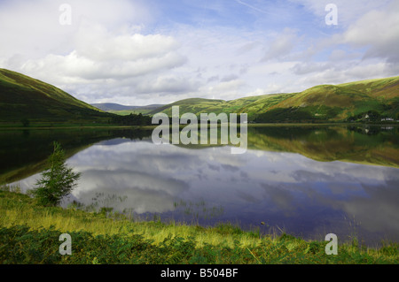 Guardando verso sud attraverso St Mary's Loch verso Tibbie Shiels Inn. Scottish Borders Foto Stock