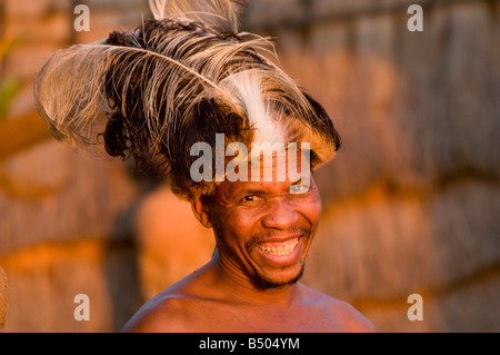 Zulu uomo, filmset, Shakaland, Kwazulu-Natal, Sud Africa Foto Stock