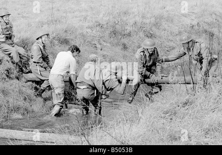 Papà esercito ;attore Arthur Lowe diritto chi gioca il capitano Mannering in la serie televisiva della BBC papà esercito visto le riprese in location a Thetford Norfolk.;il cast sono stati la ripresa di un assalto corso scena.;72 4866;©DM;Anglia premere per DM Foto Stock