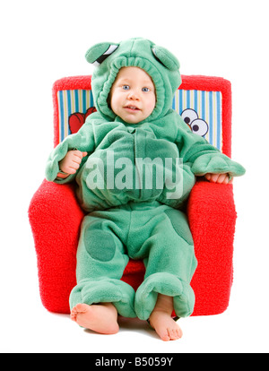 I giovani baby boy vestito a festa di Halloween costume isolato su sfondo bianco Foto Stock