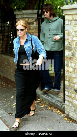 Liam Gallagher Oasis cantante Agosto 1999 e moglie Patsy Kensit lasciando la sua casa di Londra il giorno il batterista Paul Bonehead Arthurs annuncia che sta lasciando il gruppo weby Foto Stock