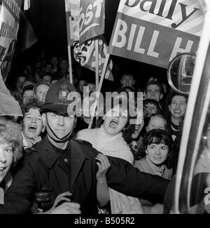 Bill Haley alla sua prima visita in Inghilterra che in gran parte è stato sponsorizzato dal Daily Mirror per tutti i fan del rock presso la stazione di Waterloo in attesa Foto Stock