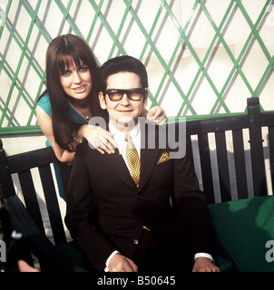 Roy Orbison con la sua nuova moglie Barbara Anne Marie Aprile 1969 Foto Stock