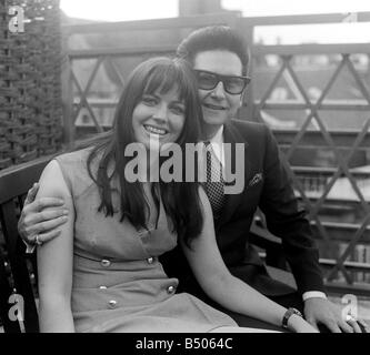 Roy Orbison con la sua nuova moglie Barbara AnneMarie Aprile 1969 a Londra Foto Stock