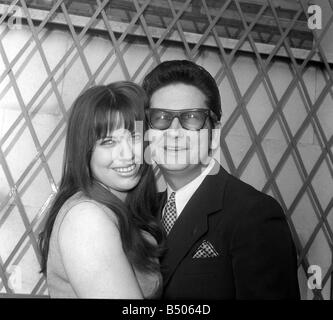 Roy Orbison con la sua nuova moglie Barbara AnneMarie Aprile 1969 a Londra Foto Stock