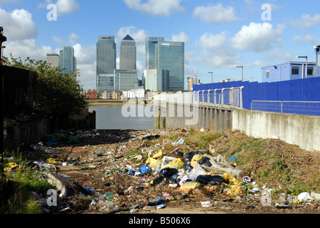 Il fiume Tamigi inquinamento con Canary Wharf in background London REGNO UNITO Foto Stock