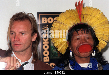 Sting con Raoni Kayapo un capo indiano Aprile 1989 news conferenza stampa al fine di promuovere il libro della giungla storie di lotta per la Foto Stock