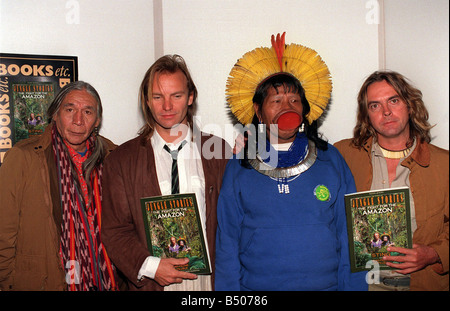 Sting con Raoni Kayapo un capo indiano Aprile 1989 news conferenza stampa al fine di promuovere il libro della giungla storie di lotta per la Foto Stock