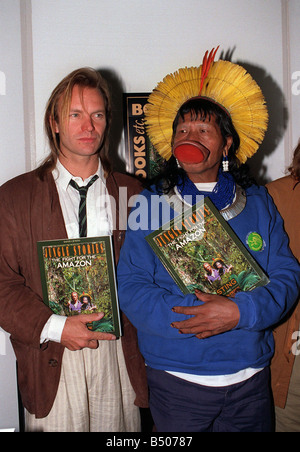 Sting con Raoni Kayapo un capo indiano Aprile 1989 news conferenza stampa al fine di promuovere il libro della giungla storie di lotta per la Foto Stock