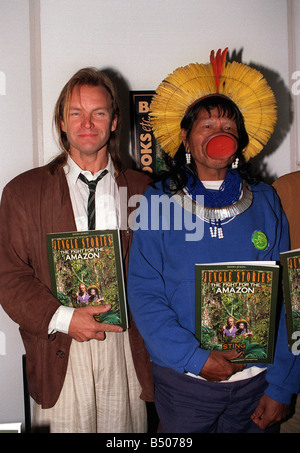 Sting con Raoni Kayapo un capo indiano Aprile 1989 news conferenza stampa al fine di promuovere il libro della giungla storie di lotta per la Foto Stock