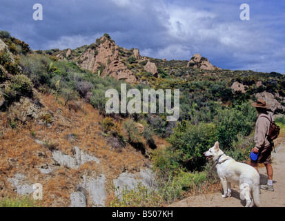 Escursionista e cane al Red Rock Canyon Park in Topanga, California Foto Stock