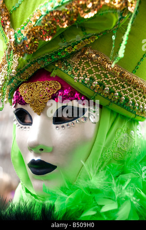 Bella maschera verde a Venezia Italia Foto Stock