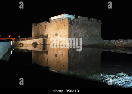 Il fort nel porto illuminazione notturna a Paphos Cipro Europa Foto Stock