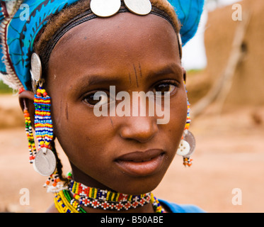 Il 13 luglio 2007 una ragazza nel sud-ovest del Niger indossa il tradizionale tallone e moneta d'argento gioielli di Fulani persone Foto Stock