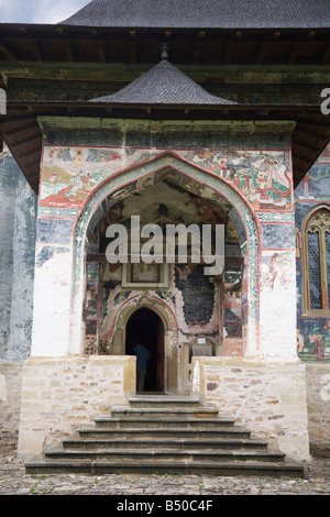 Scalinata d'ingresso e porta alla chiesa dipinta nel complesso fortificato del Monastero di Sucevita. Bucovina Moldavia Romania Europa Foto Stock