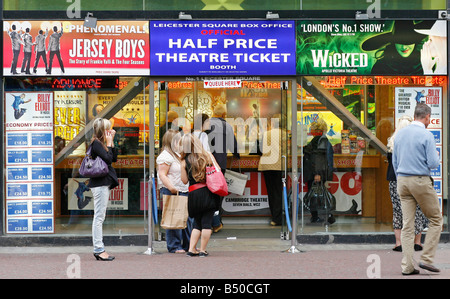 Leicester Square gazzetta half price Theatre Ticket Booth Londra Inghilterra REGNO UNITO Foto Stock