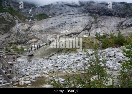 Turisti sul sentiero per il ghiacciaio Nigard Foto Stock