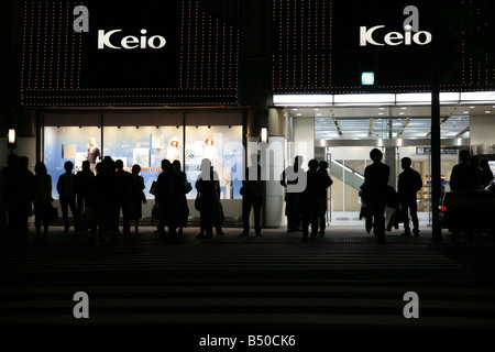 La Keio Department Store situato al di sopra della stazione di Shinjuku sulla linea Keio e accanto alla limousine bus stop a Tokyo Giappone Foto Stock