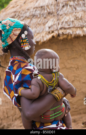 Il 13 luglio 2007 Una giovane donna in un villaggio nel sud-ovest del Niger detiene un bambino il bambino indossa perle d'amore intorno alla sua vita Foto Stock