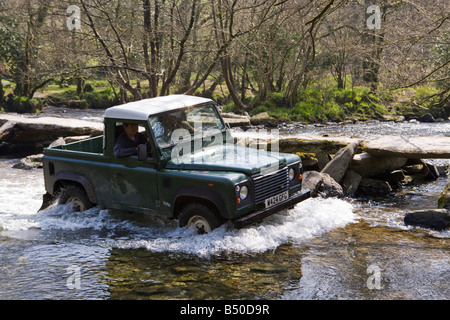 Land Rover Defender attraversando il guado sul fiume Barle accanto a Tarr passi, Exmoor, Somerset Foto Stock