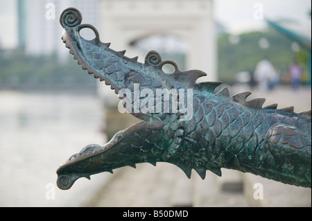 Una fontana di drago conformata come un tradizionale cannone cinese accanto al Fiume Sarawak nel centro di Kuching Sarawak Malaysia Foto Stock