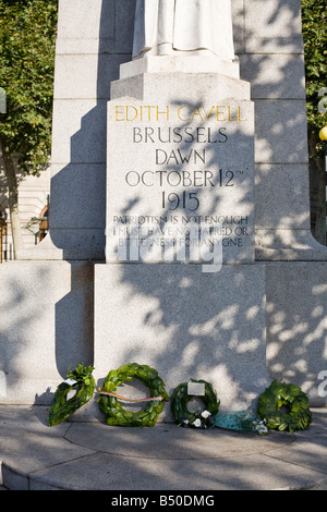 Base della statua di Edith Cavell una guerra mondiale un infermiere che è stato eseguito dai tedeschi per aiutare i soldati alleati fuga. Foto Stock