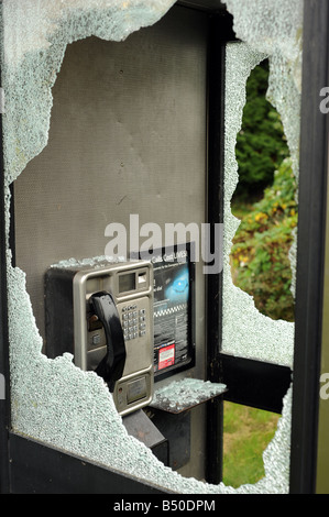 Vetro fracassato cucciolate all'interno di British Telecom casella telefono dopo che essa è stata colpita da vandali in Stratford-su-Avon Foto Stock