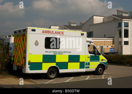 Ambulanza parcheggiata fuori il Royal Glamorgan Ospedale, Llantrisant, nel Galles del Sud Foto Stock