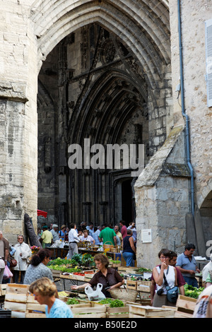 Le bancarelle del mercato al posto di Notre-dame, Villefranche de Rouergue Foto Stock