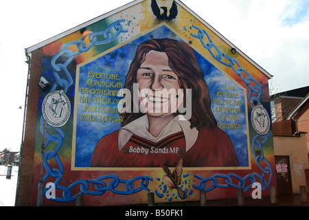 Chiusura del Bobby Sands murale sul lato del Sinn Fein sede di Falls Road a Belfast. Foto Stock
