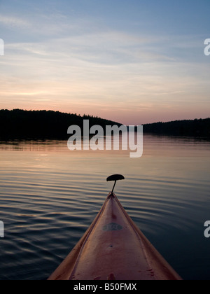 Kayak su san giovanni fiume new brunswick al crepuscolo voce giù il St John River in New Brunswick Canada Foto Stock