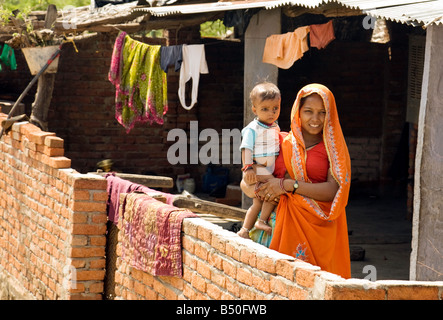 Un villaggio madre con il suo bambino figlio nella sua casa, Rajasthan, India