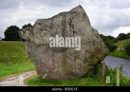 Avebury Neolitico cerchio di pietra, un henge. Il North West Quarter, la massiccia pietra Swindon sotto le nuvole grigie della tempesta della pioggia, atmosferica. Nessuna gente. Foto Stock