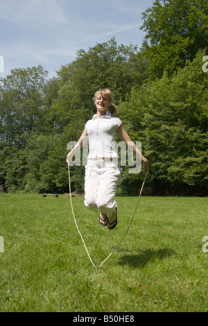 Ragazza giovane con un salto corda - Junges Mädchen mit Hüpfseil / Sprungseil Foto Stock