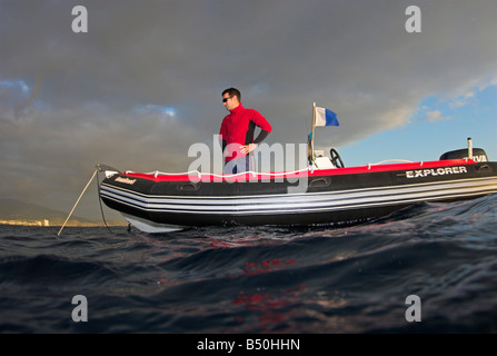 Zodiac gonfiabili o nervatura, barca visto dal mare Foto Stock