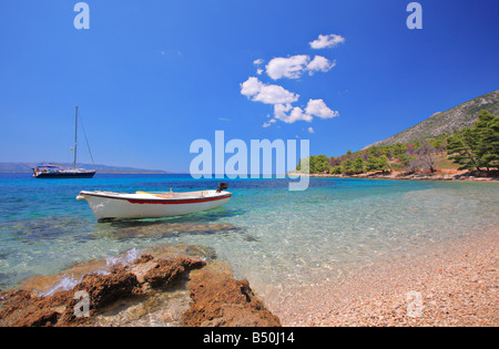 Imbarcazioni al bay sull'isola di Brac, Croazia Foto Stock