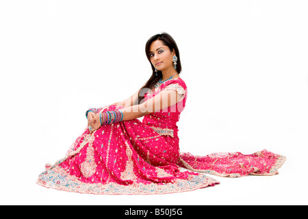 Bella Bangali sposa abiti colorati seduta isolato Foto Stock