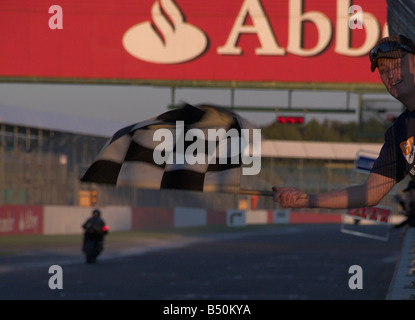 Bandiera a scacchi al termine di una motocicletta Endurance Race Foto Stock
