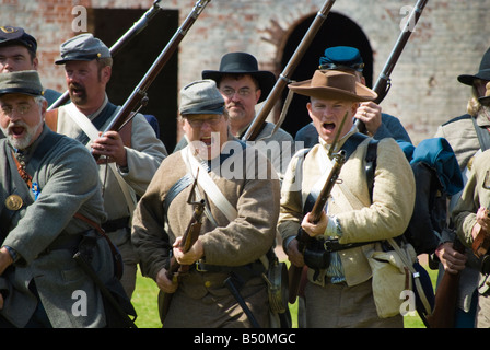 Un gruppo di guerra civile Re-enactors simulare un attacco. Foto Stock